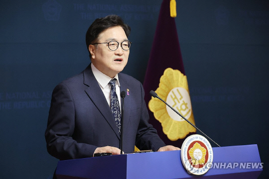 우원식 국회의장이 6일 서울 여의도 국회에서 개헌 관련 기자회견을 하고 있다. 연합뉴스